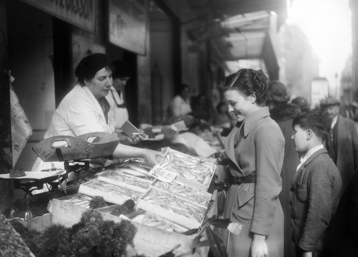 当地时间1935年4月19日,法国巴黎玛德莲广场,福颂食品
