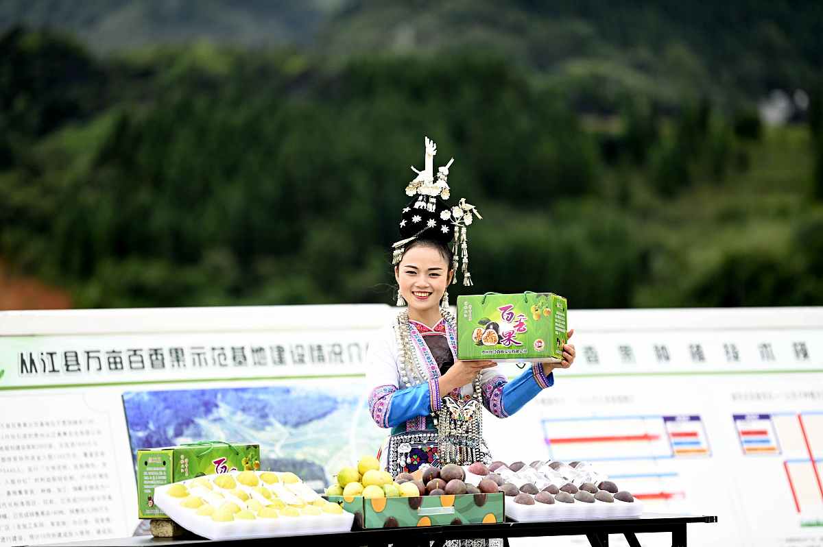 农村中年妇女通过网络直播带货改善家庭生活