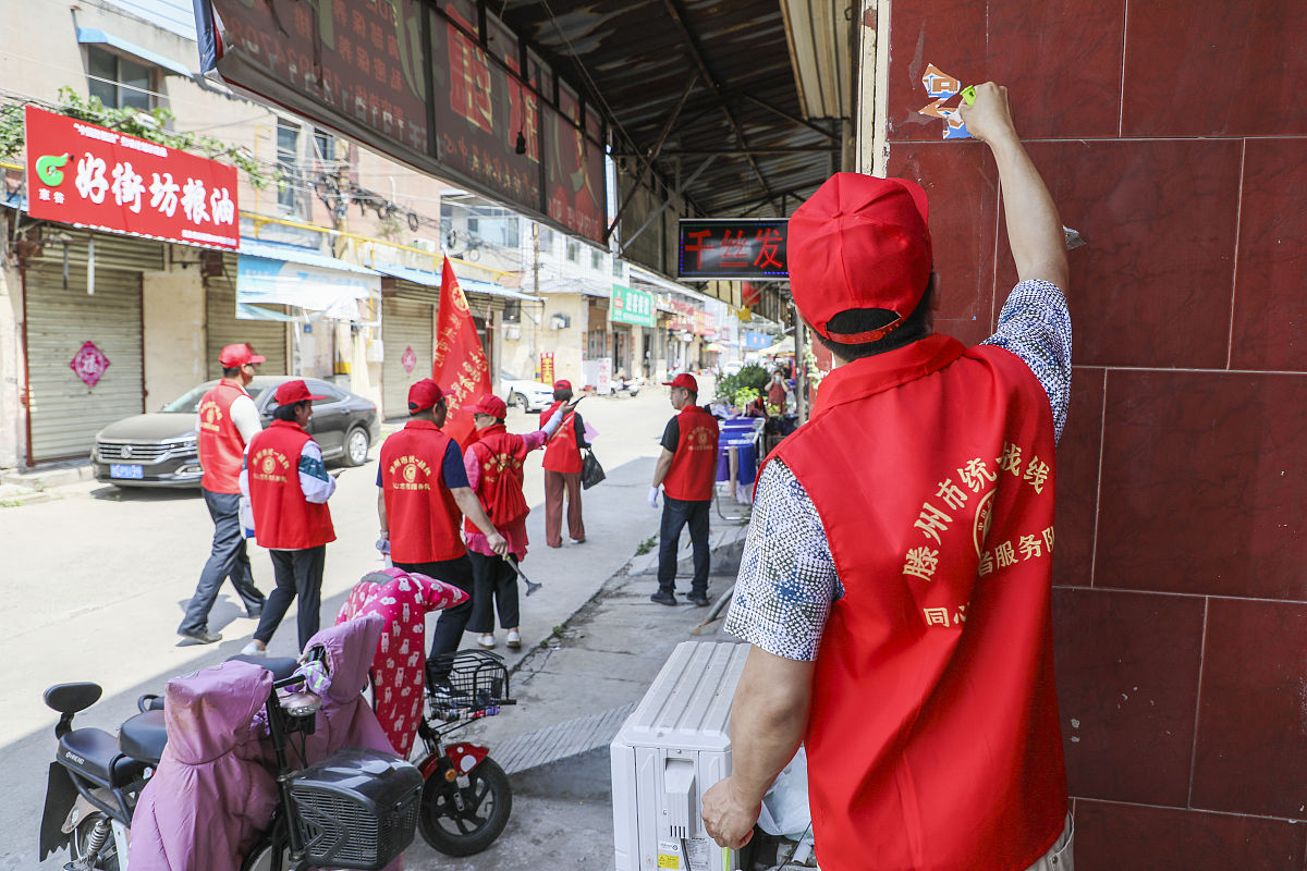 社区暑假公益托管个人活动记录：参观敬老院、植树造林、义卖义演等20篇精彩内容