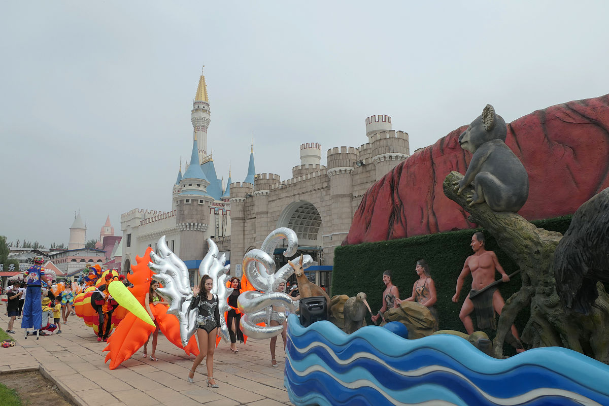 写一篇横店影视城梦外滩影视主题公园狂飙机车电音之夜文案
【产品亮点】：
1、318 辆女骑炫酷巡游外滩一一最潮巡游，机车少女;
2、DJ十摇滚的新潮电音派对一一节奏派对，摇滚电子;
3、狂飙见面会一一追星之旅，剧粉狂欢:
4、众人点亮夜空的行动一一绚丽烟花，点亮外滩。