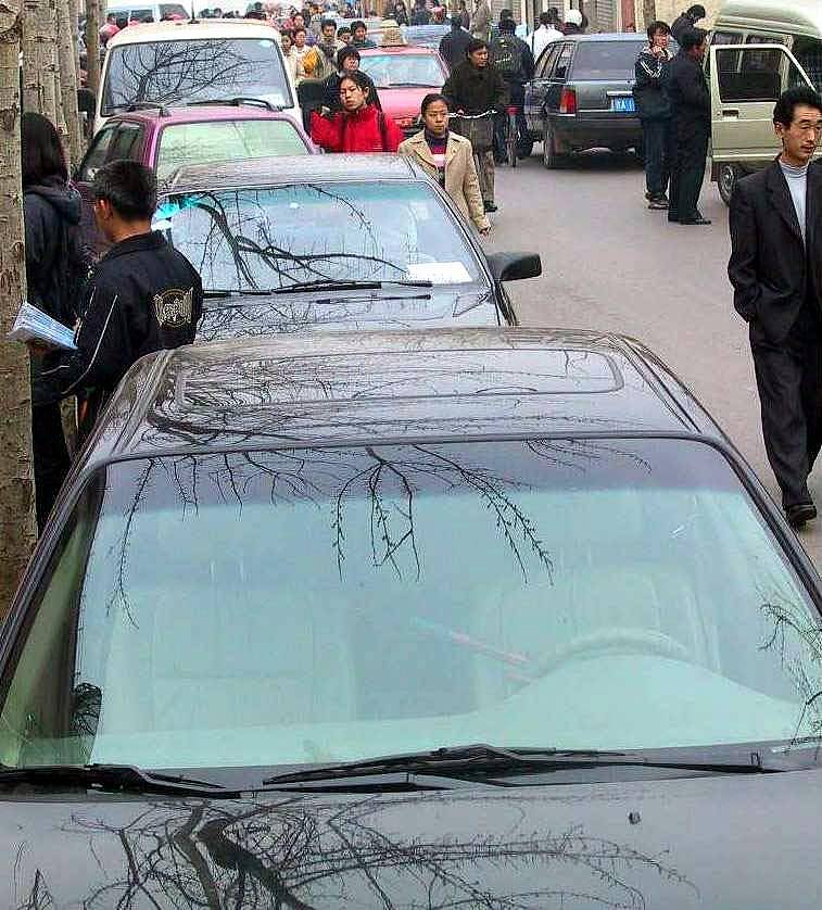 我是一名小学德育副校长 要在新生一年级入学家长会发言 请提供给我发言的提纲