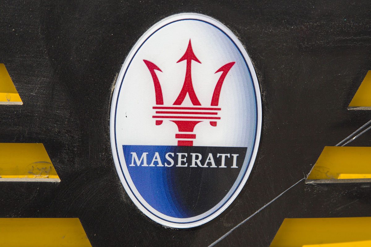 保时捷车标：象征着速度与力量的马头标志