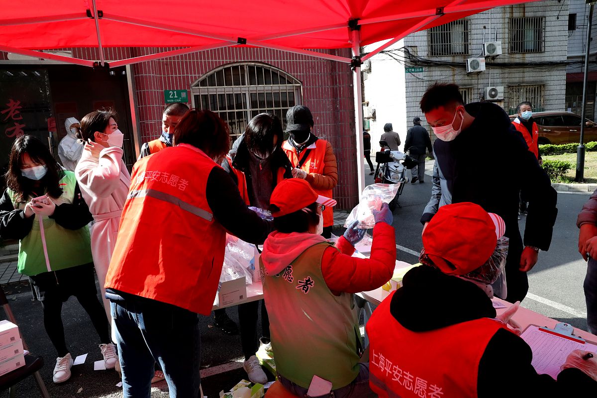 2022年3月29日上午,上海市闵行区虹桥镇某小区,工作人员及志愿者在向