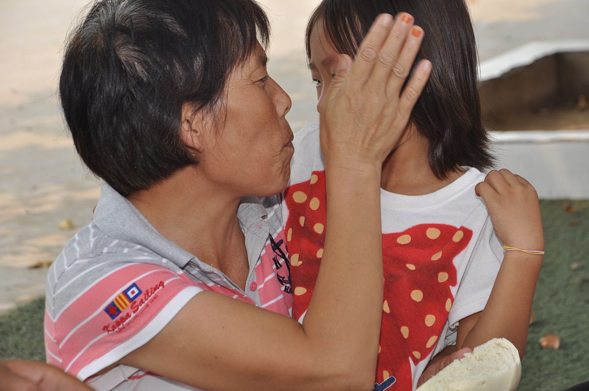 孤儿的心声：寻求母爱的慰藉