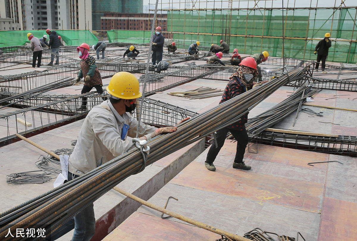 2020年4月9日,施工人员在江苏连云港开发区中华药港项目孵化器研发楼