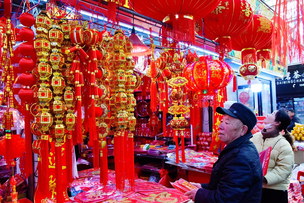 2021年2月10日,江苏南通,市民在江苏省如皋市天平市场节庆饰品一条街
