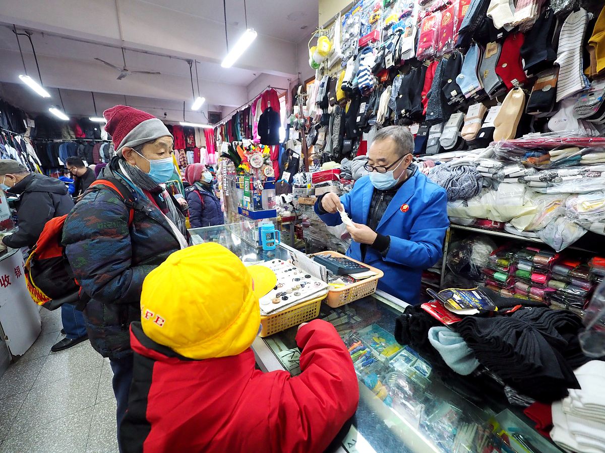2022年1月17日,北京大方百货商店内,顾客在选购商品.