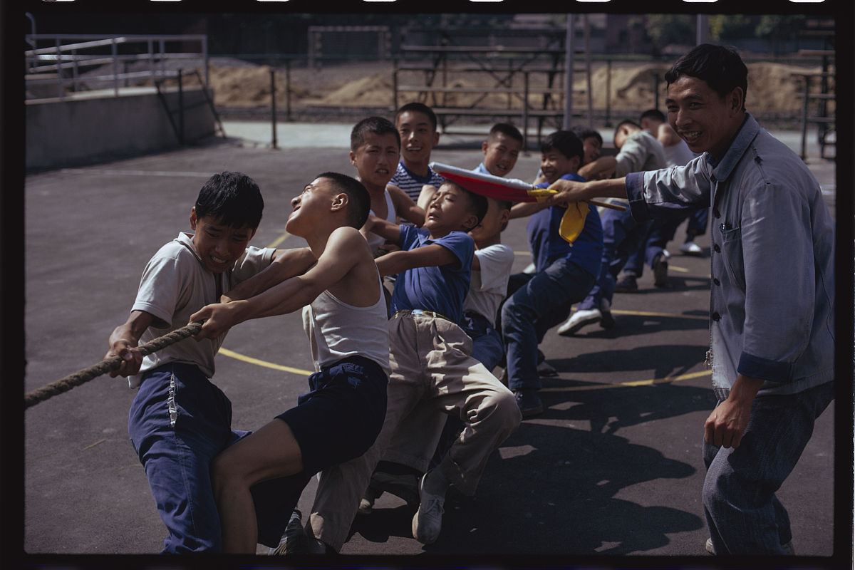 20世纪90年代,男孩们在玩拔河.boys playing tug of war (photo by ma