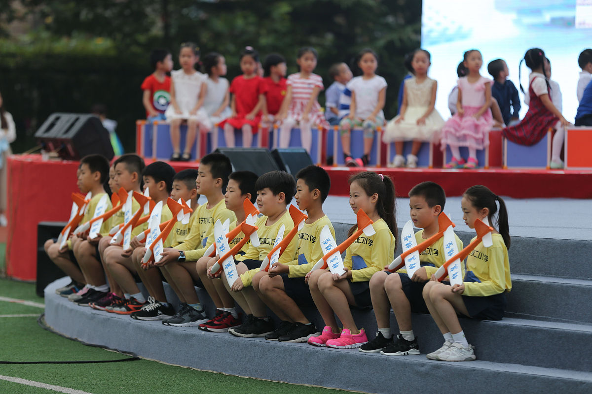 2017年8月31日,北京市海淀区中关村第二小学一年级的799名新生牵着爸