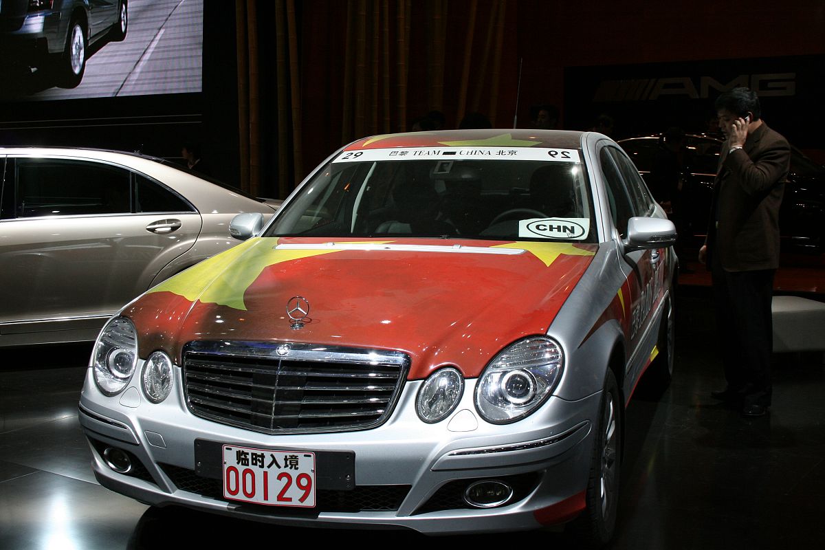 2006年11月18日,2006北京国际车展媒体开放日,一辆临时入境的奔驰,车