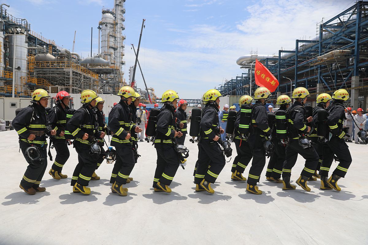 关于绿色家园小区天然气管道第三方破坏应急响应和处理过程中快速定位和隔离泄漏点的措施写成一段话的形式。