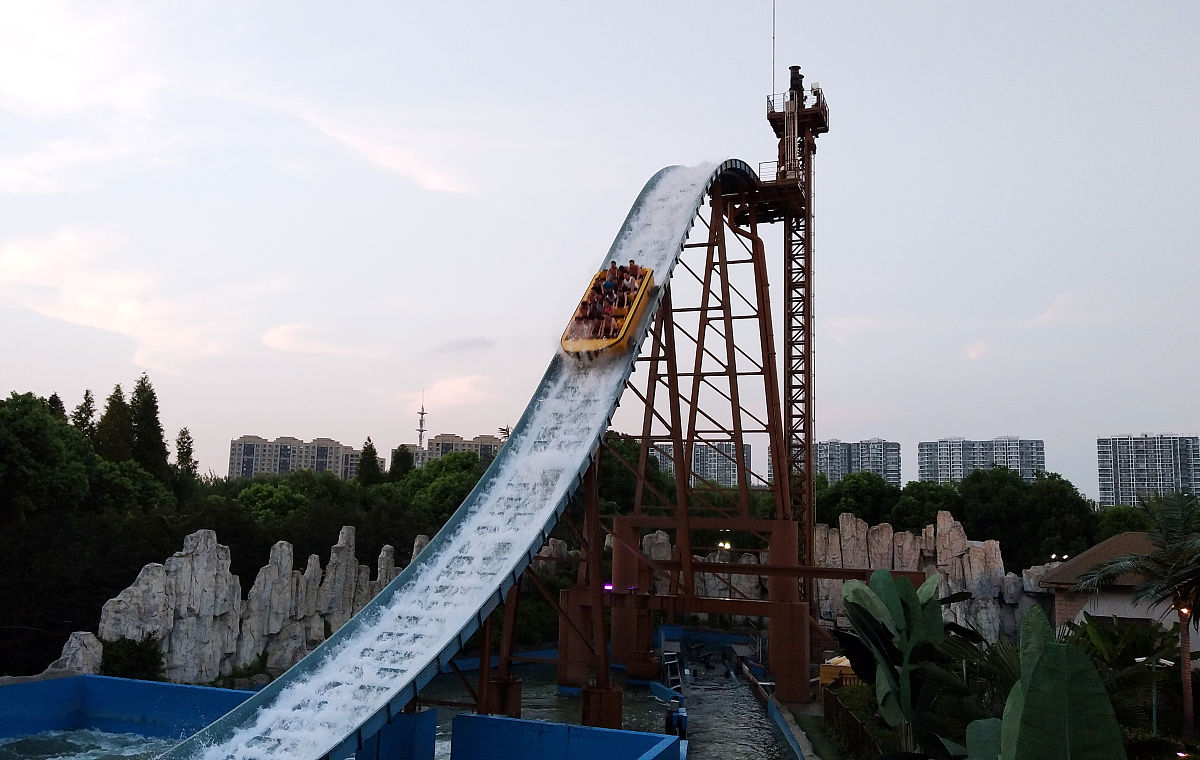 水晶神翼过山车：852.8米惊险之旅，体验双重反转刺激