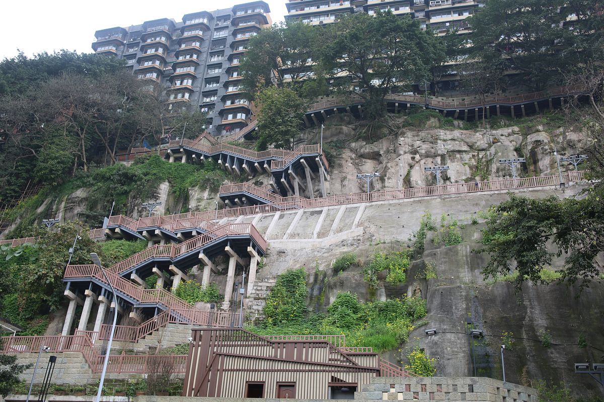 描写重庆十八梯李子坝山城步道的解说词