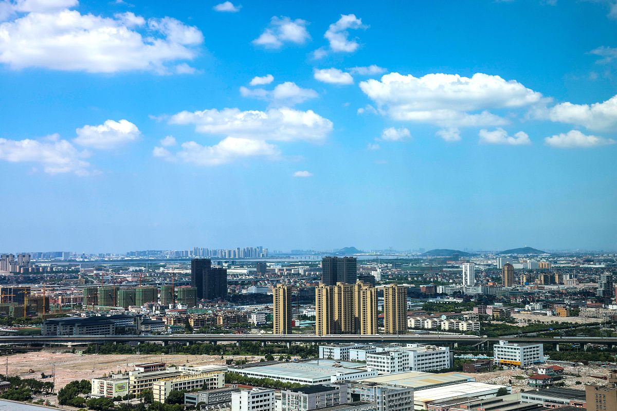 2018年7月15日,高铁从浙江杭州萧山区如画的城市风景中穿过.