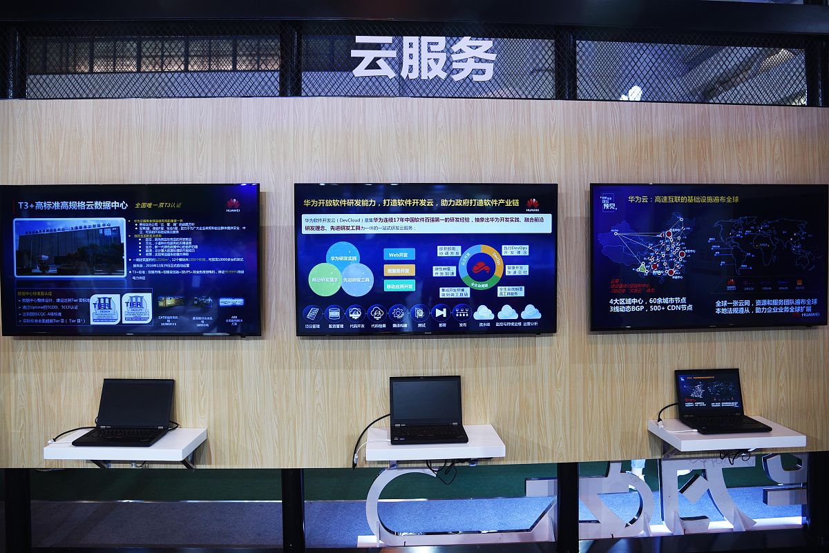 请对比噢易云、锐捷、云巢、深信服这四家公司的桌面云业务用于教育场景的产品特点、功能、价格