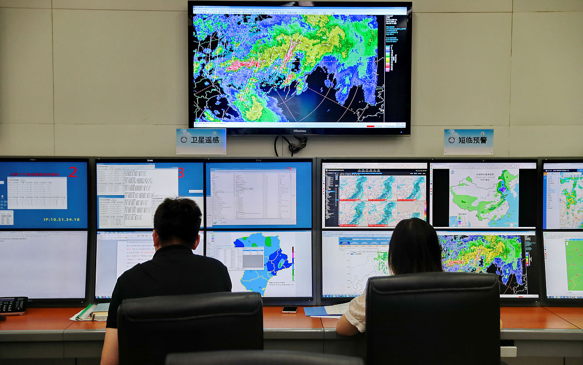 将下面这一大段话降重并不改变字数：为适应当前信息网络社会繁重的社会面管控和预防打击犯罪工作的新要求作为探索创新社会管理模式的重要组成部分继续扩大实现科技强警目标成果提高公安部门办案效率和执法水平摆脱部分基层公安机关依然没有实现无纸化办公的现状急需开发一套符合当前公安行政案件办理业务需要的行政案件管理系统2。虽然部分发达地区早已推行计算机软件办案管理系统但是其对于信息的资源整合与数据处理能力远远不能