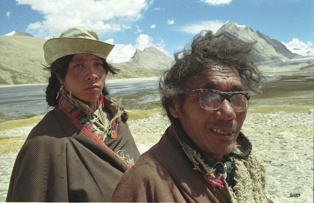 艺术源自生活地理环境是影响文化取向的重要因素直接影响着人的心理观念和行为。特定的人群在特定的生存条件下会展现独特的生存行为。西藏地处高原地区平均海拔在 3000 米以上阳光充沛气候冷暖多变藏区大部分地区昼夜温差很大。这种反差极大的自然条件变化使人们的生活样貌也呈现出同样的特点因此必须注重平衡兼顾。例如在西藏气温最高的七月份藏族人白天只穿一件单衣甚至赤臂但是到了夜间会出现霜冻气候因此人们用半披挂的穿