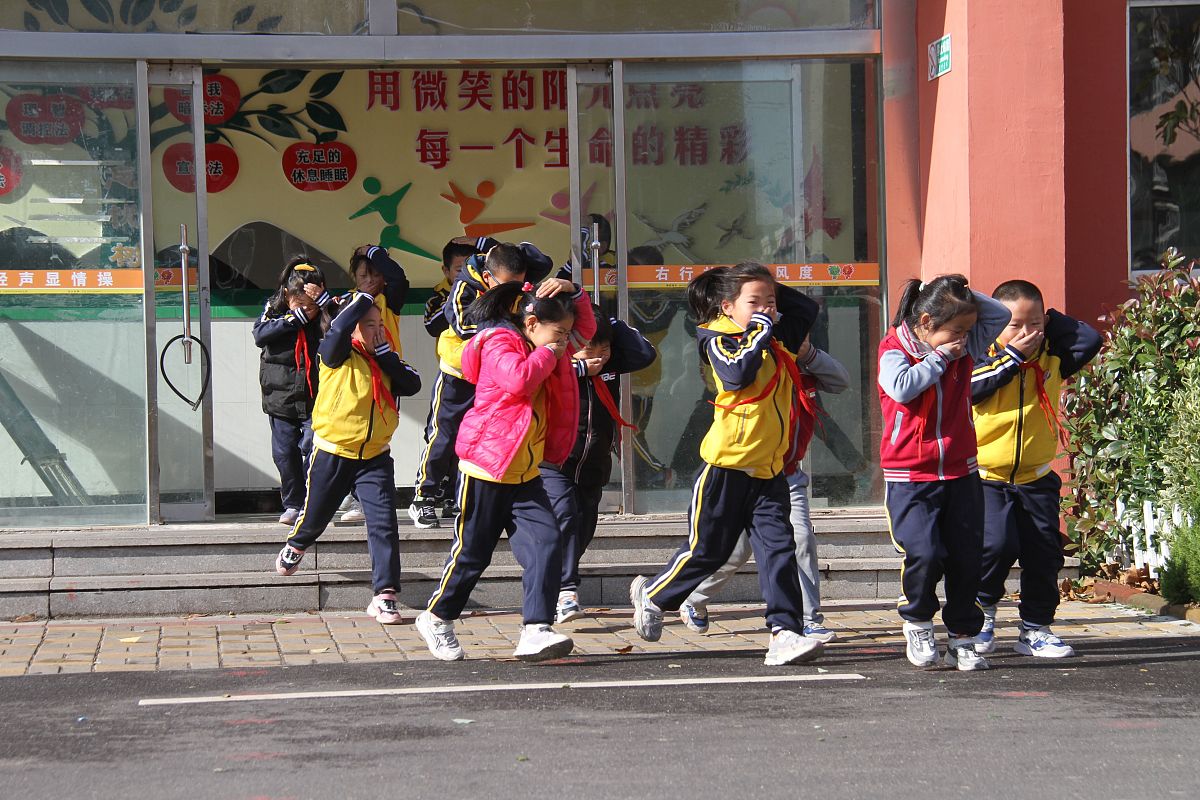 学校举行教学楼师生紧急逃生疏散演练