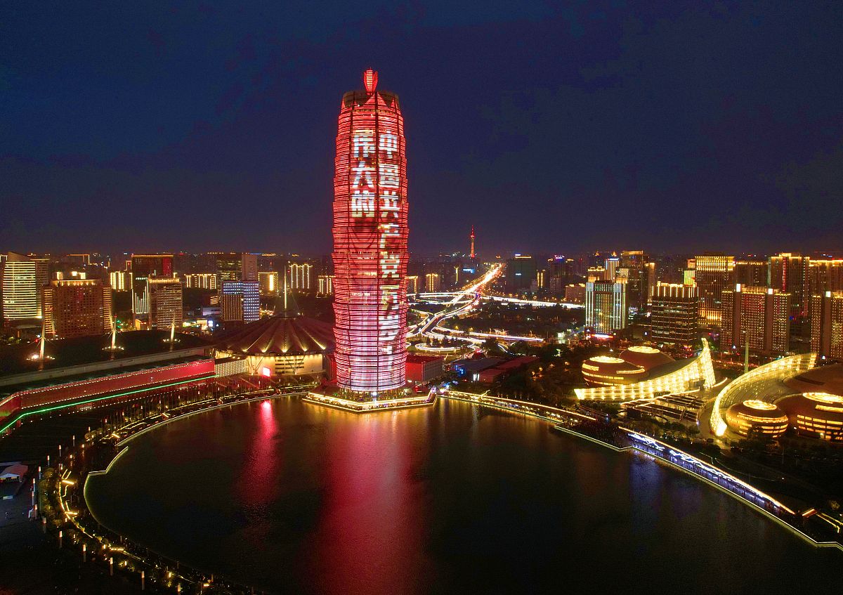 2021年6月30日晚,郑州cbd地标建筑"玉米楼",上演建党百年主题灯光秀.
