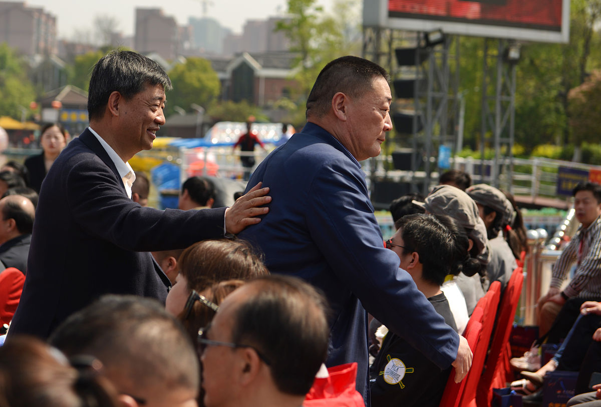 2021年4月9日,著名作家,茅盾文学奖获得者徐贵祥(右),在安徽省六安市