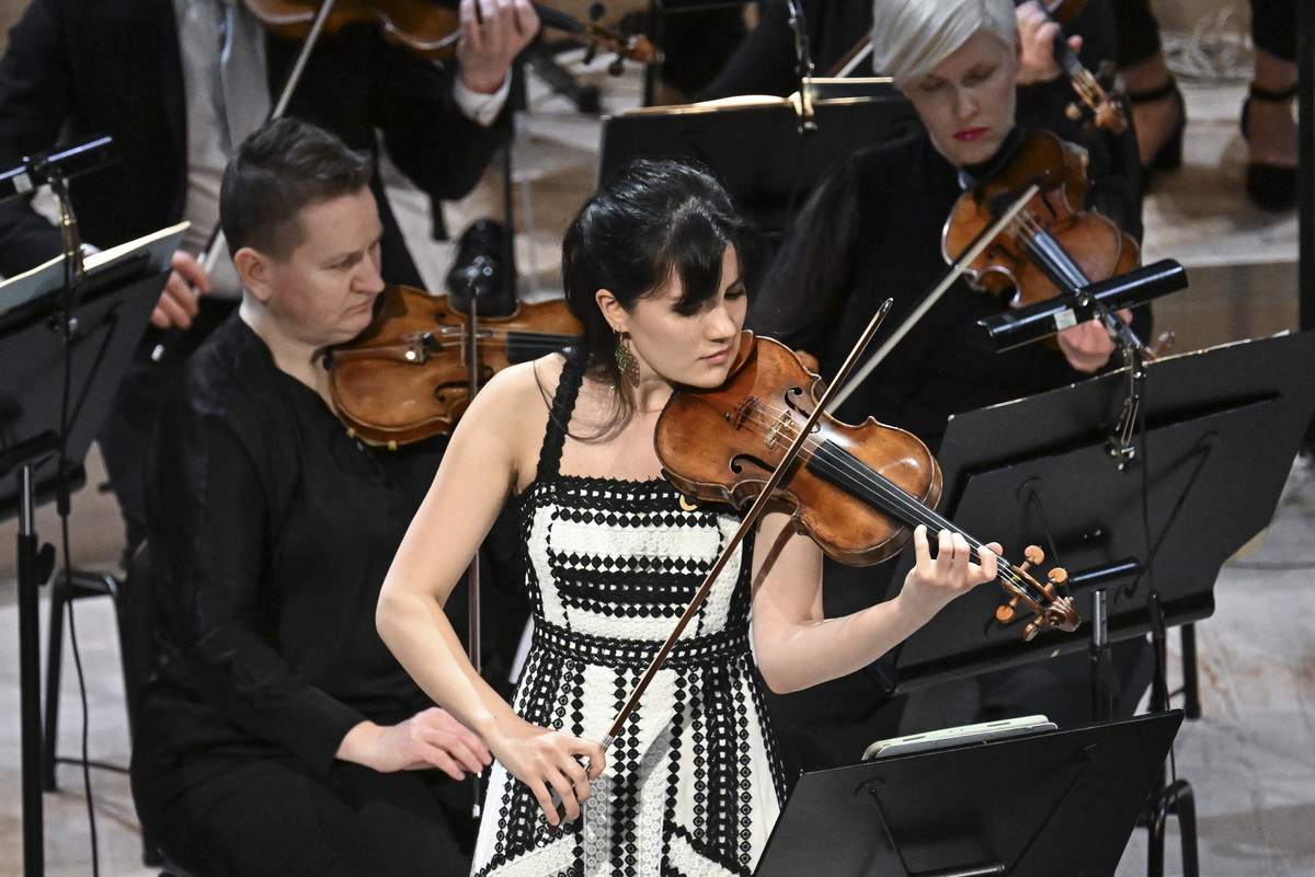 扮演一名音乐博主写篇1000字作为现代人类为什么要听古典乐？的文章要有和读者互动语句重新编写个标题