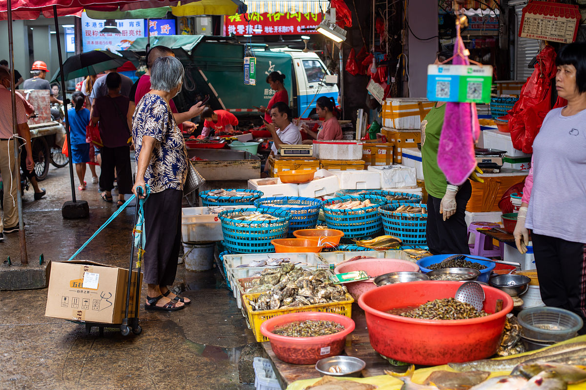 请帮我写一个大众点评的评价字数要求不少于100字位置：在城中村的小巷子里边环境：店面很小就三张桌子还算干净菜品：海鲜单人套餐龙利鱼、扇贝肉、鱿鱼须、鱼籽包、鹌鹑蛋、包心鱼丸、娃娃菜、豆芽、豆腐串、莲藕、面条味道：食材还算新鲜味道平平没有很差也没有很惊艳