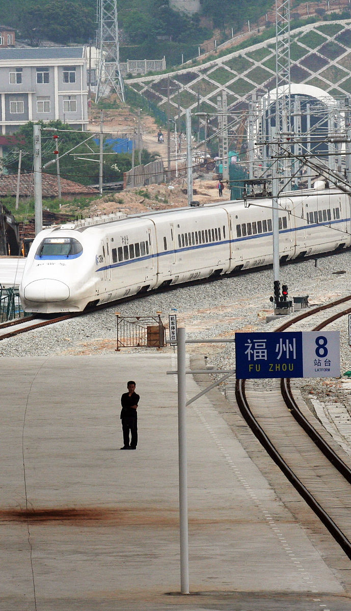 从江西抚州至浙江省诸暨是驾大巴方便区是坐动车方便帮我用210字详细描述