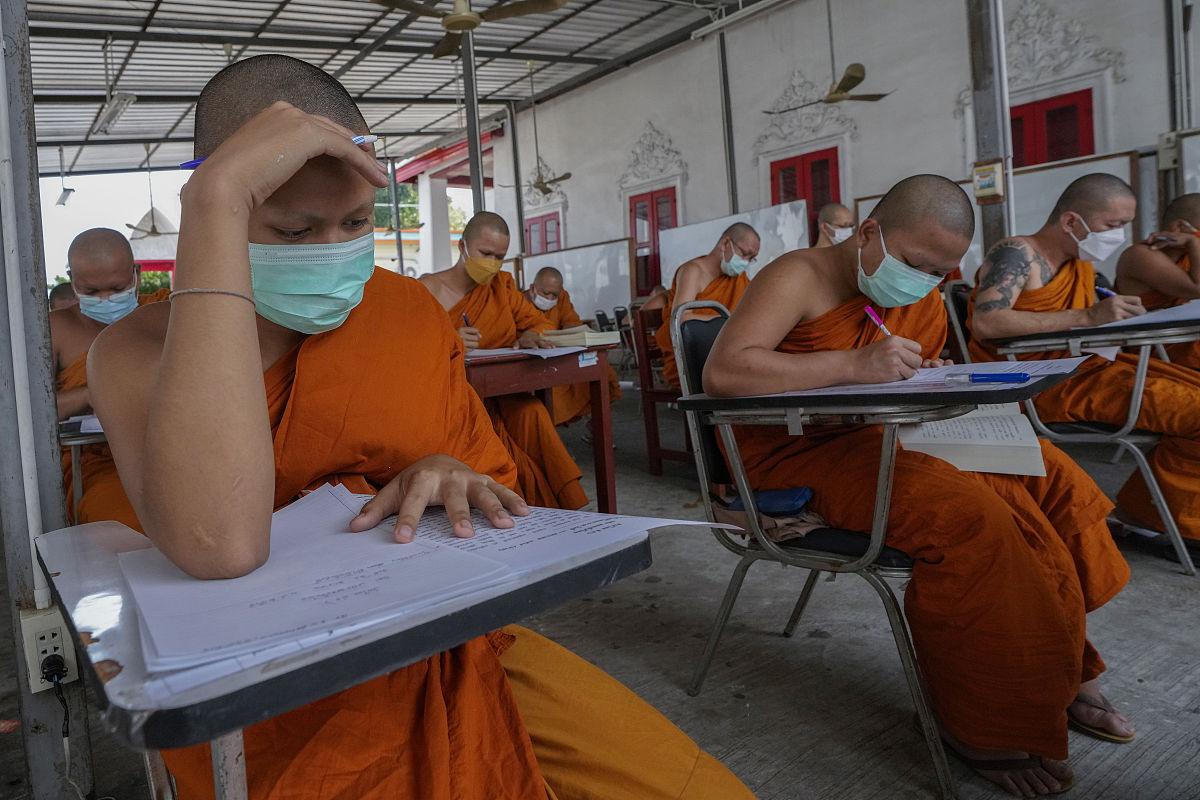 当地时间2022年1月20日,泰国曼谷,僧侣戴着口罩参加考试.buddhist mon