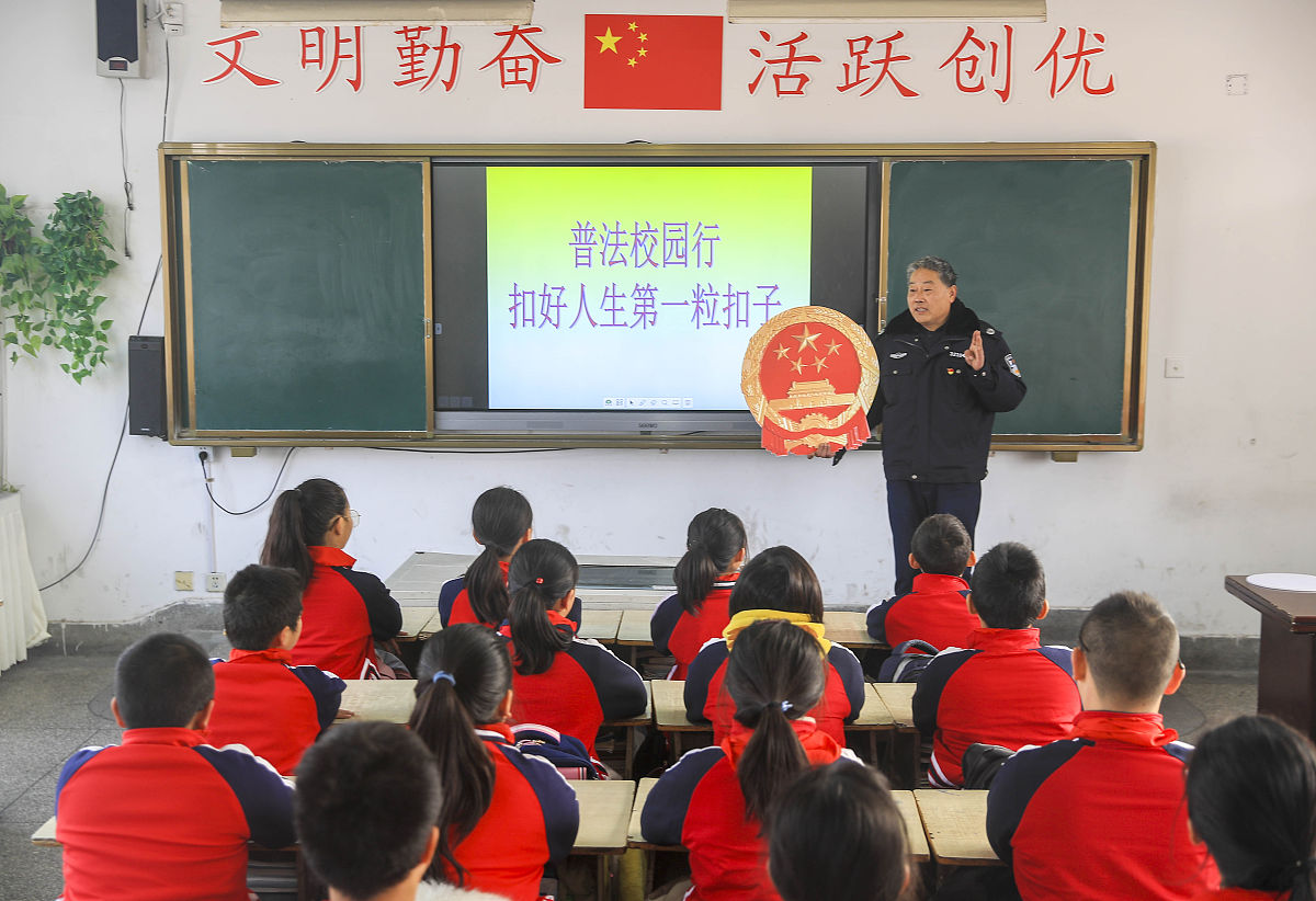 小学生宪法知识比赛：我校举行精彩角逐，提升法治意识