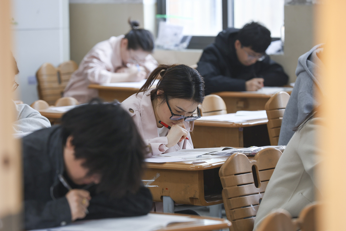 2026年4月18日,江苏淮安,参加事业单位招聘人员考试的
