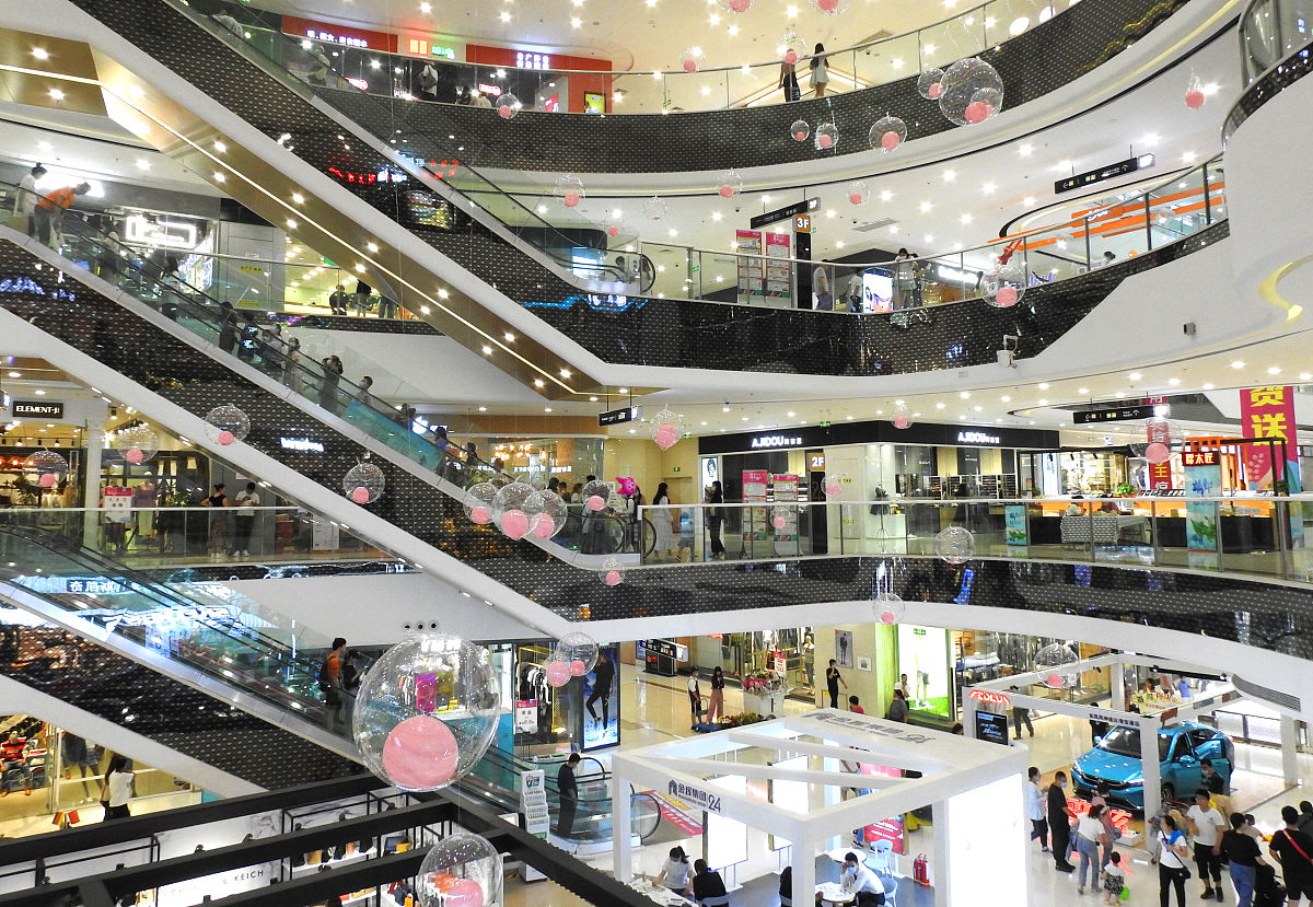 2020年6月25日,江苏连云港市高新区一家大型商场,休闲购物的市民络绎