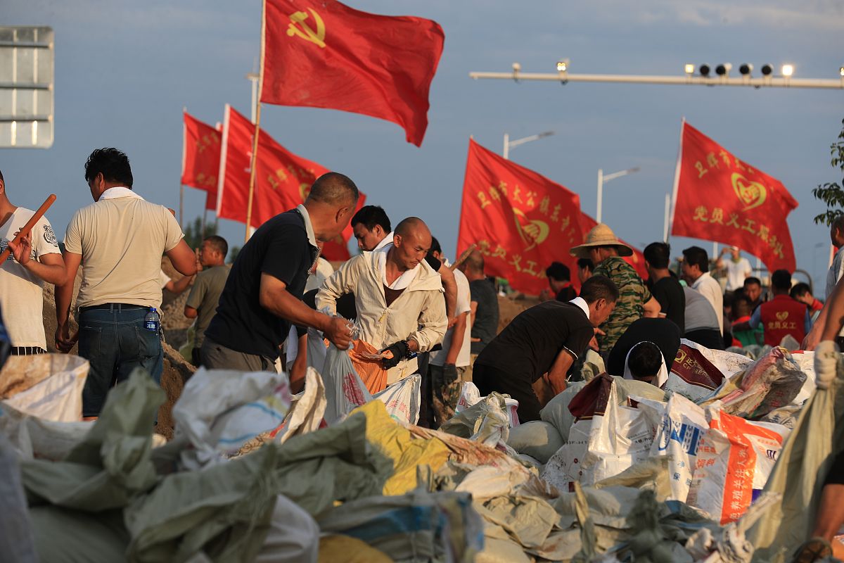 请你帮我生成一个包含100个救灾行业关键词的表格解释这些关键词并将其按照关键词中文、关键词英文、名词解释和应用场景进行分类