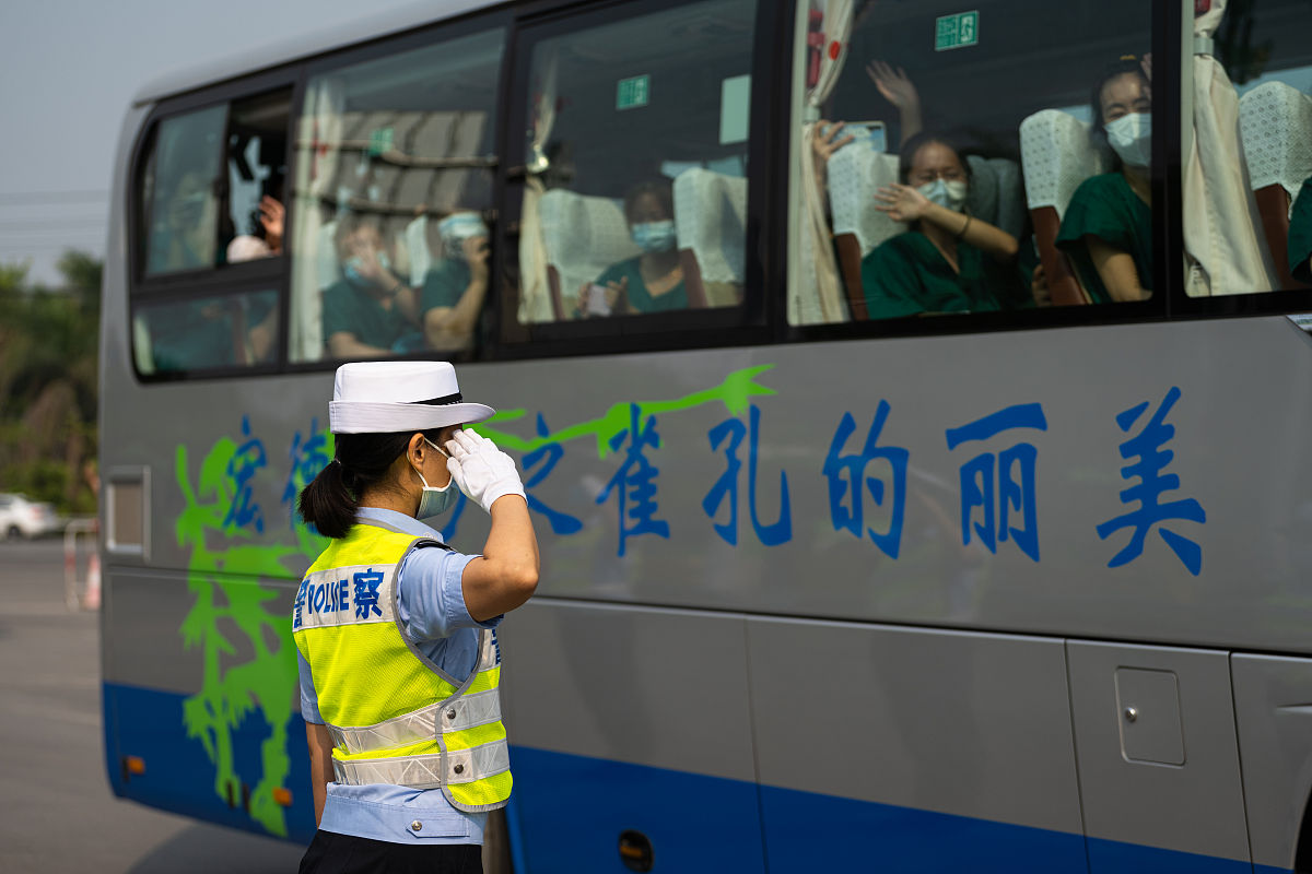 从抗疫英雄身上学习：责任、奉献、合作、坚持与专业