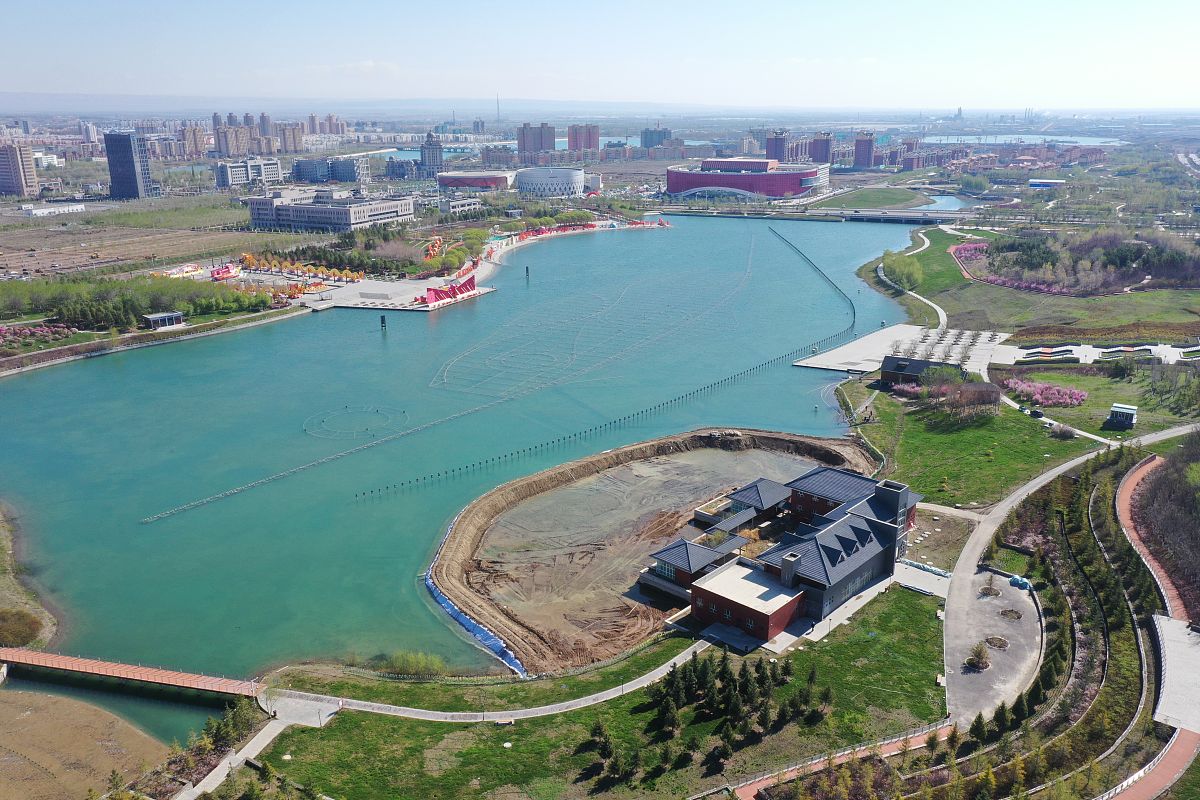 2021年4月24日,无人机航拍新疆博州博乐市城区.