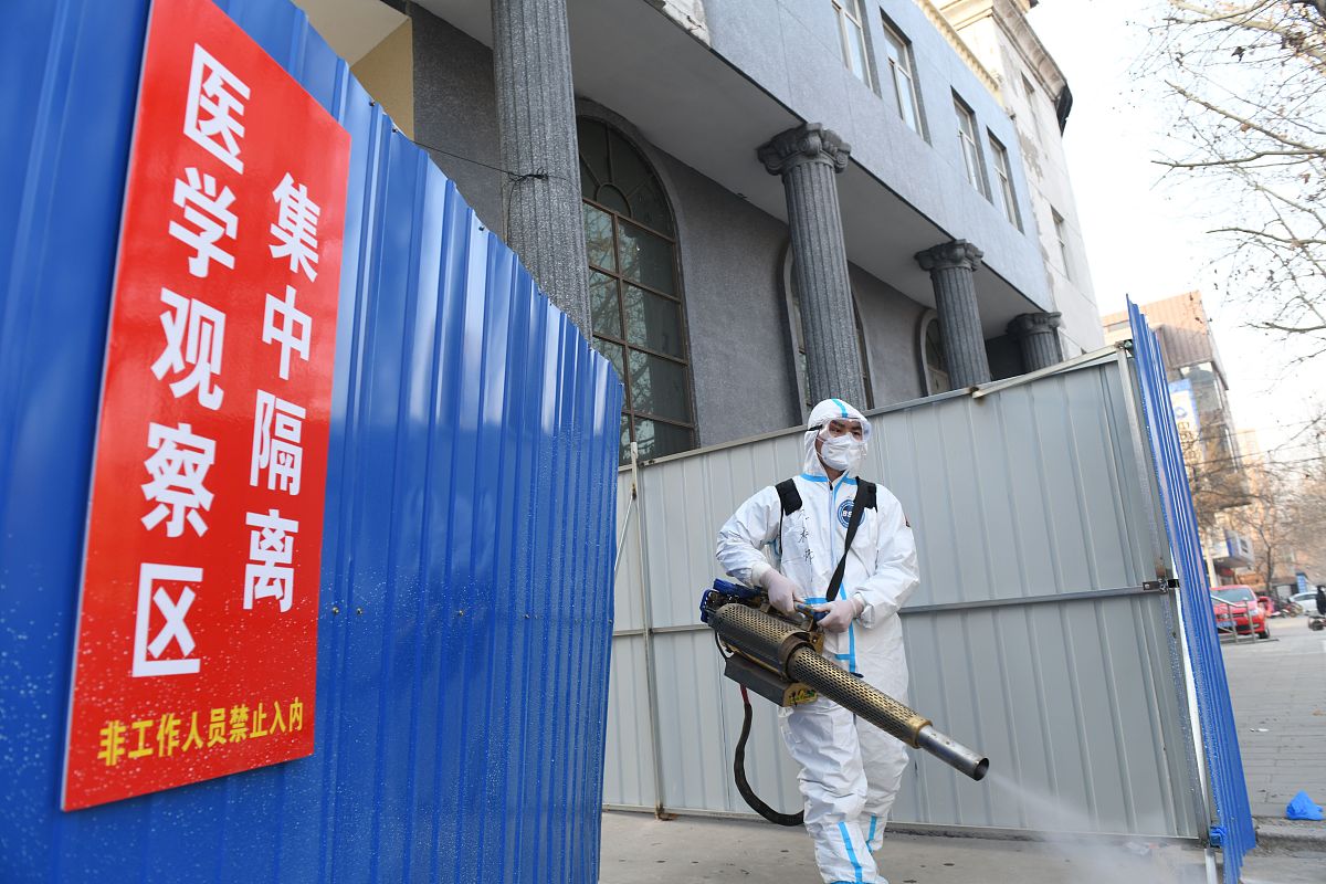 仿写这段话：在去年的工作中我们面临着疫情防控的挑战。国庆假期刚结束国内疫情呈现多地散发态势。我们工作地点分布在四川、重庆的西南区域靶场迅速行动安排专人负责督查严格落实川渝两地疫情防控要求配合属地开展疫情管理全力守护员工生命安全和身体健康。面对疫情防控导致客户无法到场交验的实际情况我们积极沟通协调及时调整交验方式采取现场录制视频、跨区交接视频的方式为客户提供真实有效的交验现场资料。我们的努力得到了客