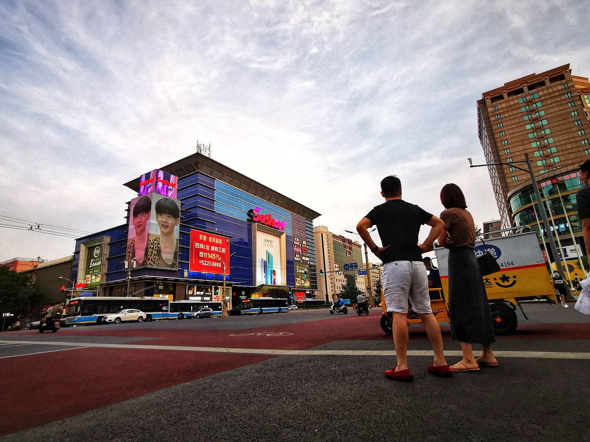 2020年6月21日,北京东城广渠门内,疫情下的花市大街街景.