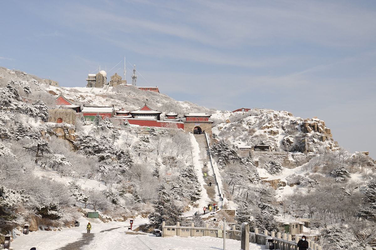2021年3月1日,山东泰安,一场春雪降临,泰山变成了美轮美奂的"冰雪世界