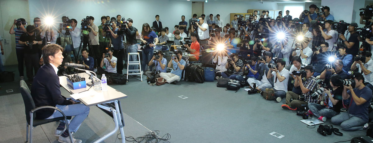 2014年7月10日,韩国首尔,韩国队主帅洪明甫正式宣布辞职,为世界杯糟糕