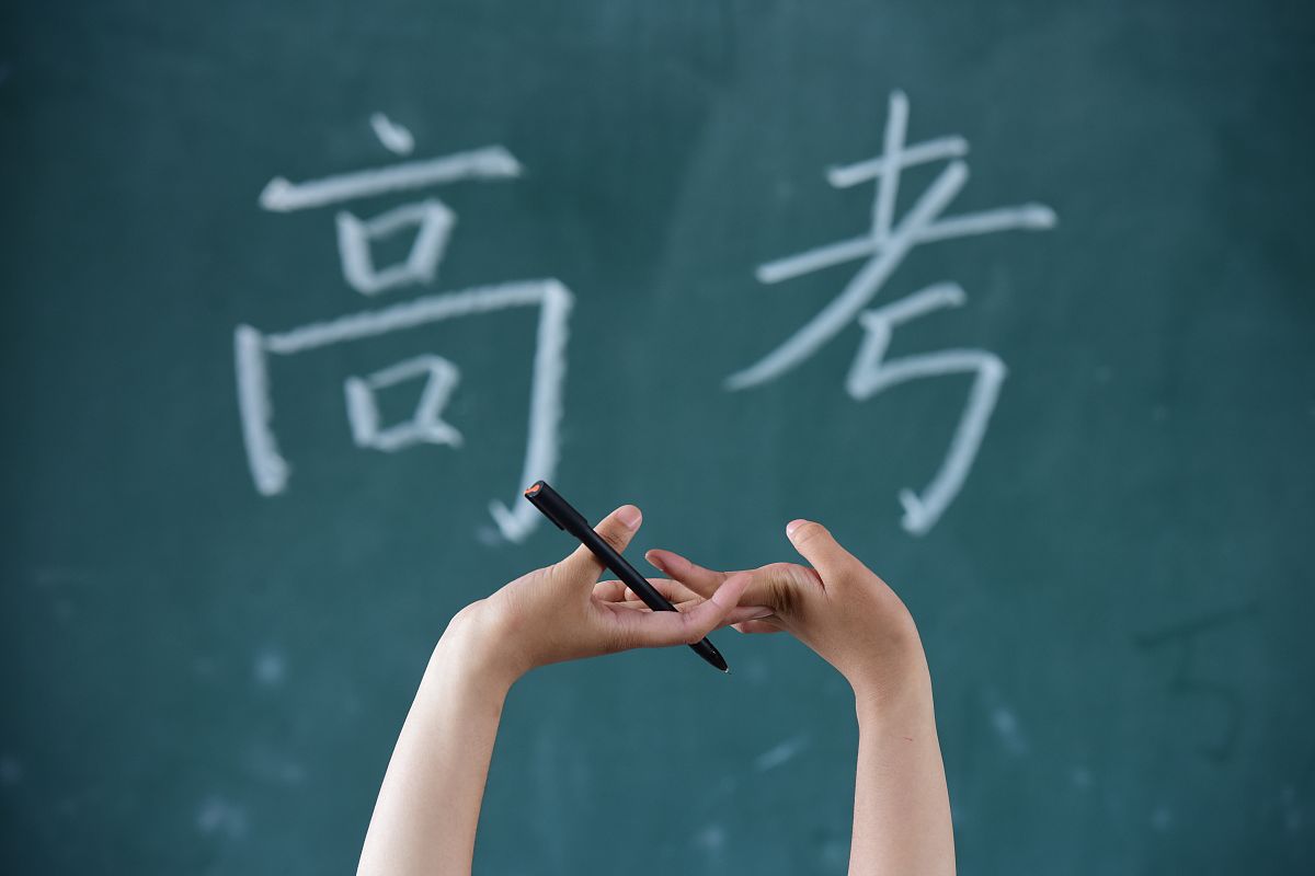 2018年6月3日,在安徽阜阳市三中,即将参加高考的一名高三学生在复习功