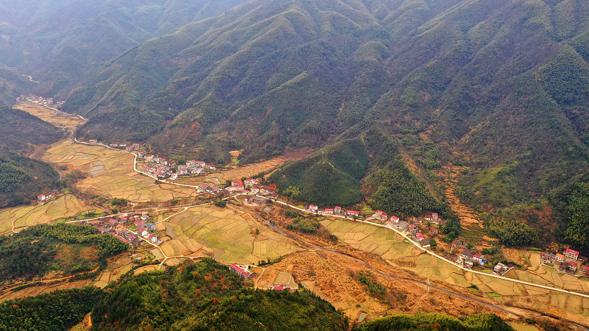 爱心捐书，点亮山区孩子梦想：公益片脚本