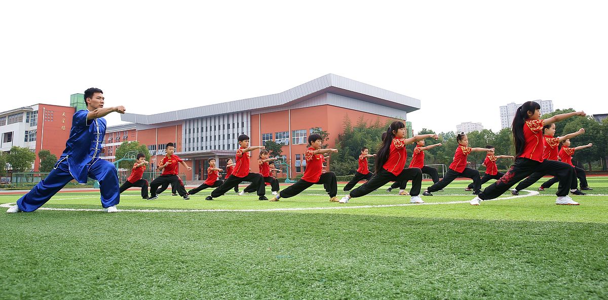 请用反讽的方式介绍一下扬州生活科技学校的缺点：不让坐电梯早上630跑操每天爬十几层楼