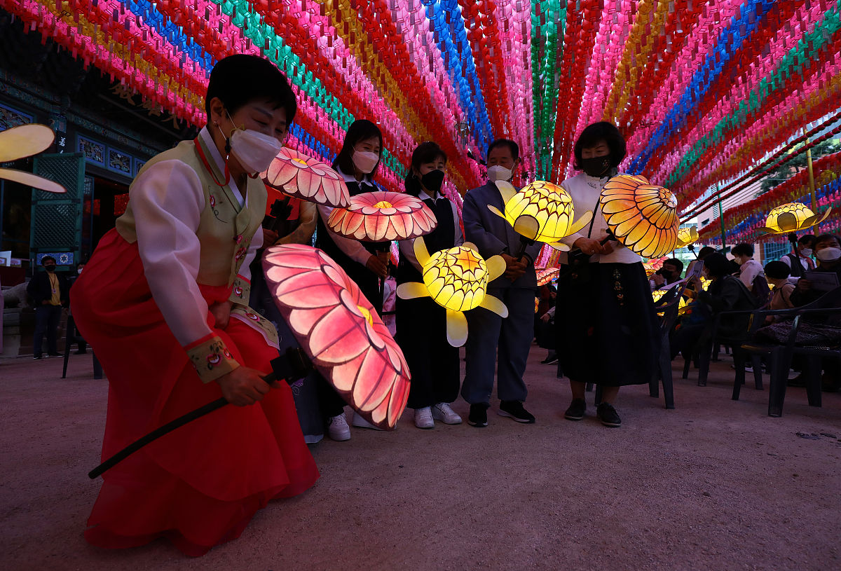 当地时间2021年5月6日,韩国首尔,佛诞节将至,僧侣与民众手持花灯迎接