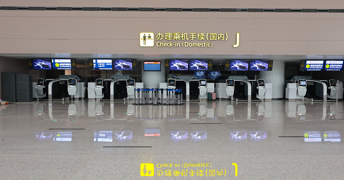 2021年6月23日,成都,坐地铁18号线到天府国际机场.18号线1号2号航站楼