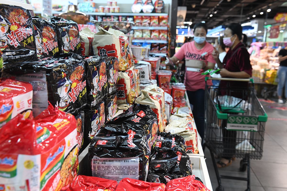 2021年9月9日,市民在石家庄新乐市一家超市选购商品.