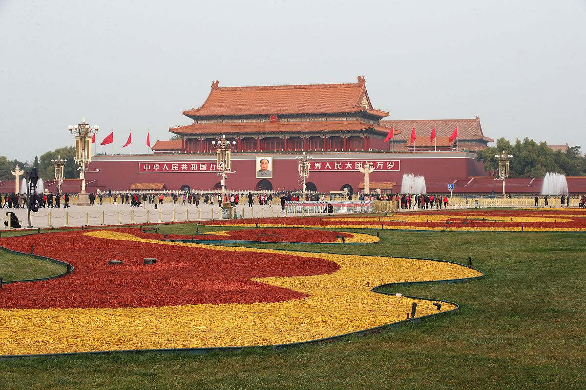 2020年11月11日,北京天安门广场东西两侧绿地冬季景观改造布置完成.据