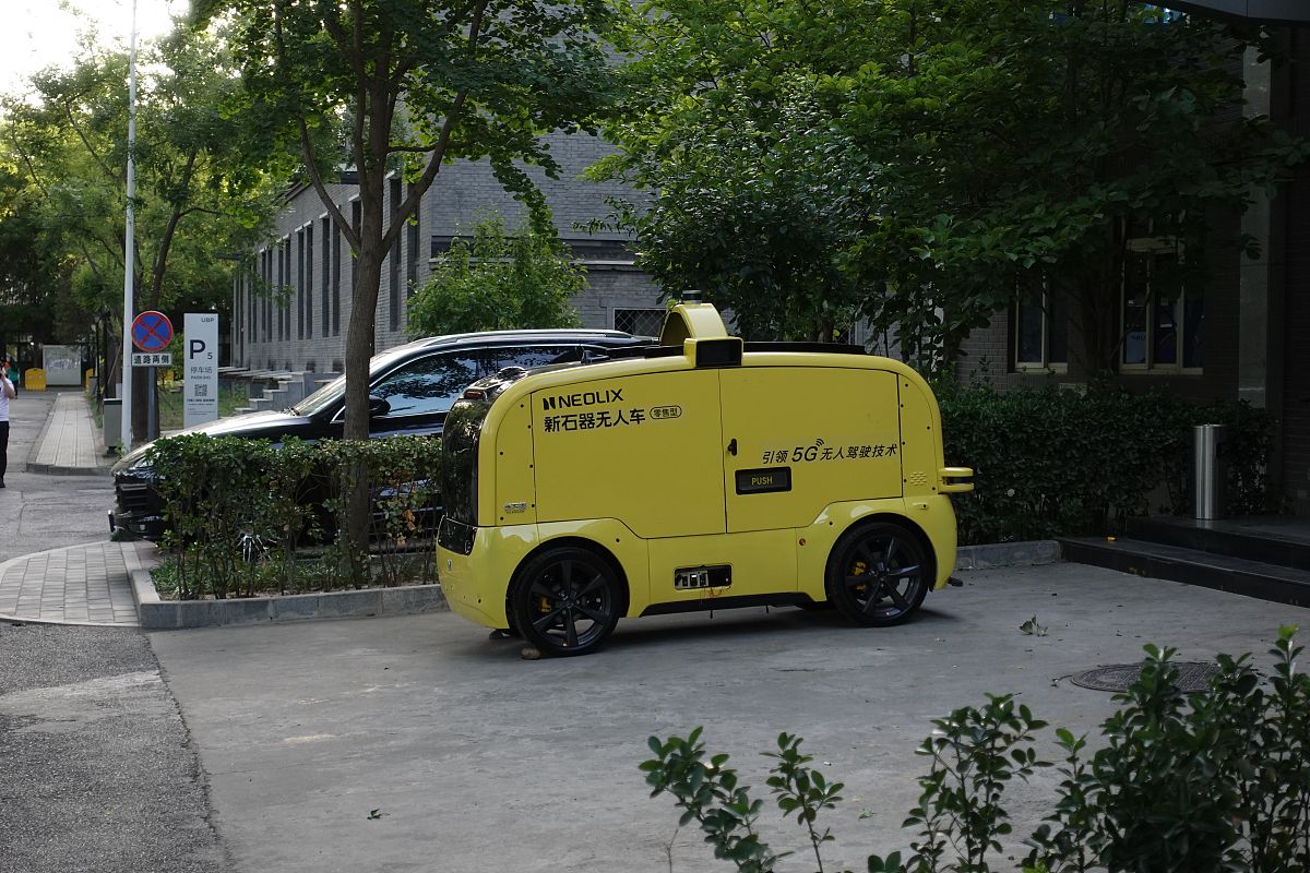 2019年5月28日,北京,一辆新石器无人车.