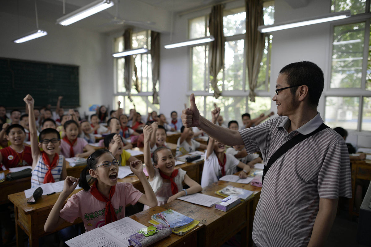 帮我生成对抨击港城学校的校长老师作业主题的古体风格的七言绝句