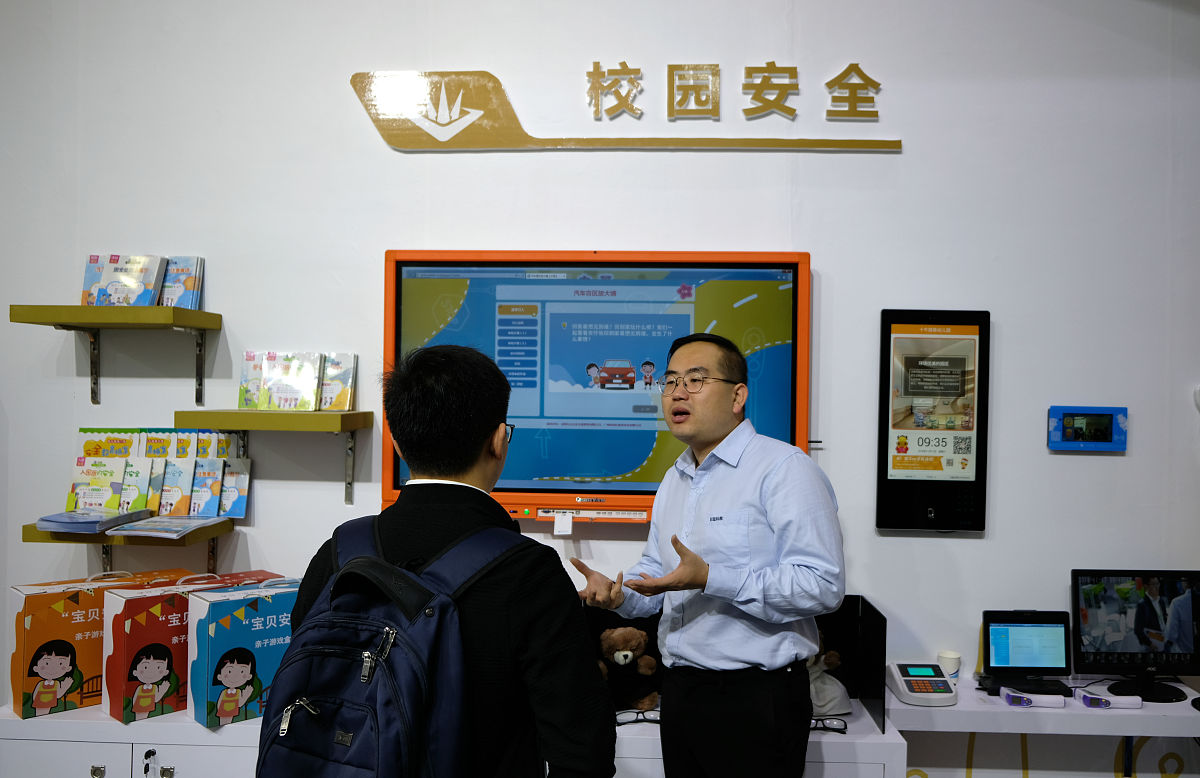 你的角色是秦学教育学校中学部的网络管理员的实习生，论述在实习中进行了一次学校网络安全排查维护，重点论述网络安全排查过程和自己参与了哪些工作，不少于2000字，不能直接抄袭他人观点和概念。