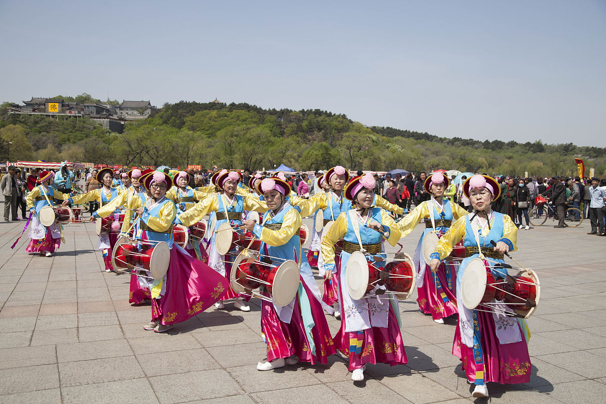 2017年5月3日,吉林省吉林市满族和朝鲜族同胞在人民广场表演非遗舞蹈,