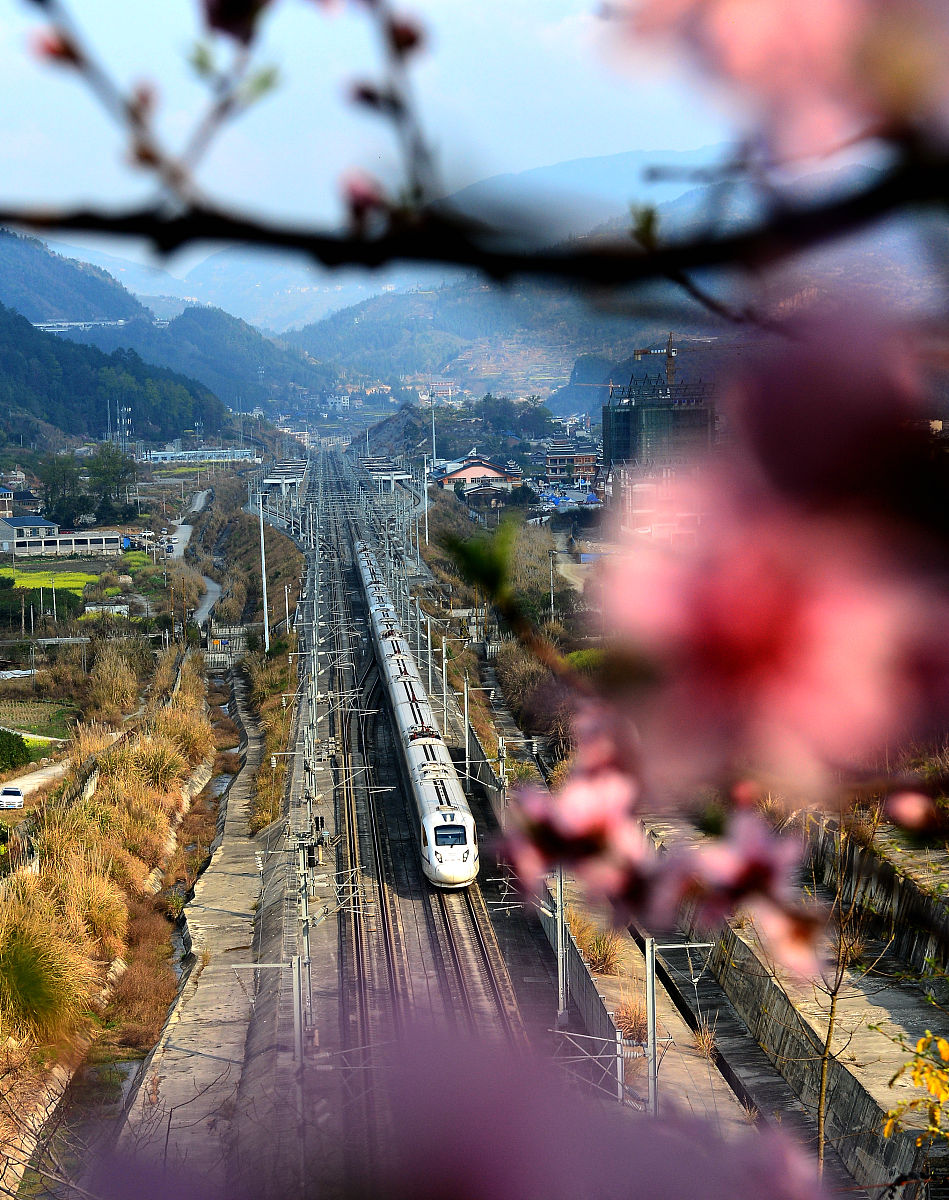 条件有如下修改：从娄底市出发只能选择乘坐高铁；在表格中添加推荐拍摄主题等信息列；要求天气情况按最新天气预报